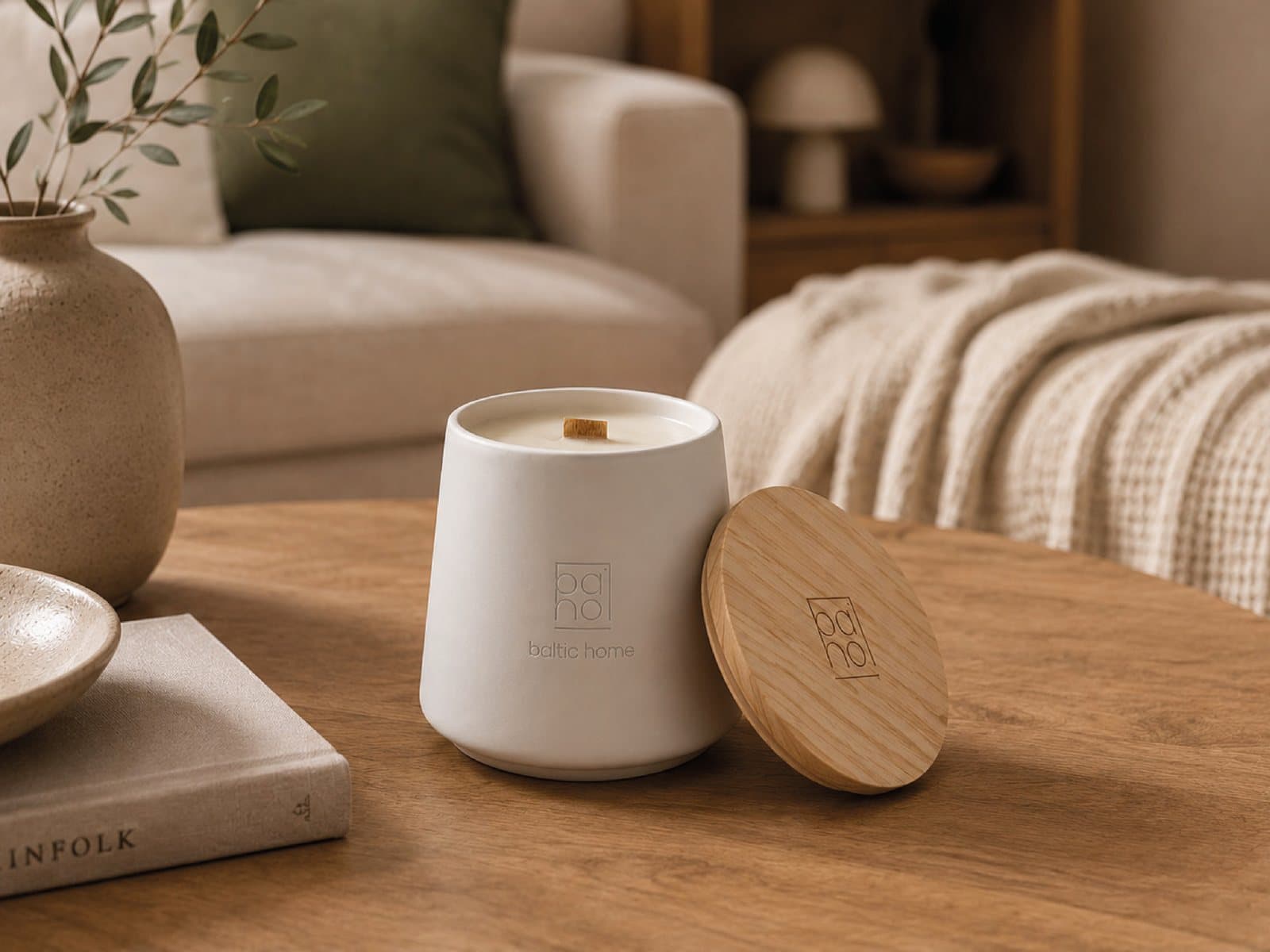 Duftkerze von Baltic Home im Keramikgefäß mit Holzdocht